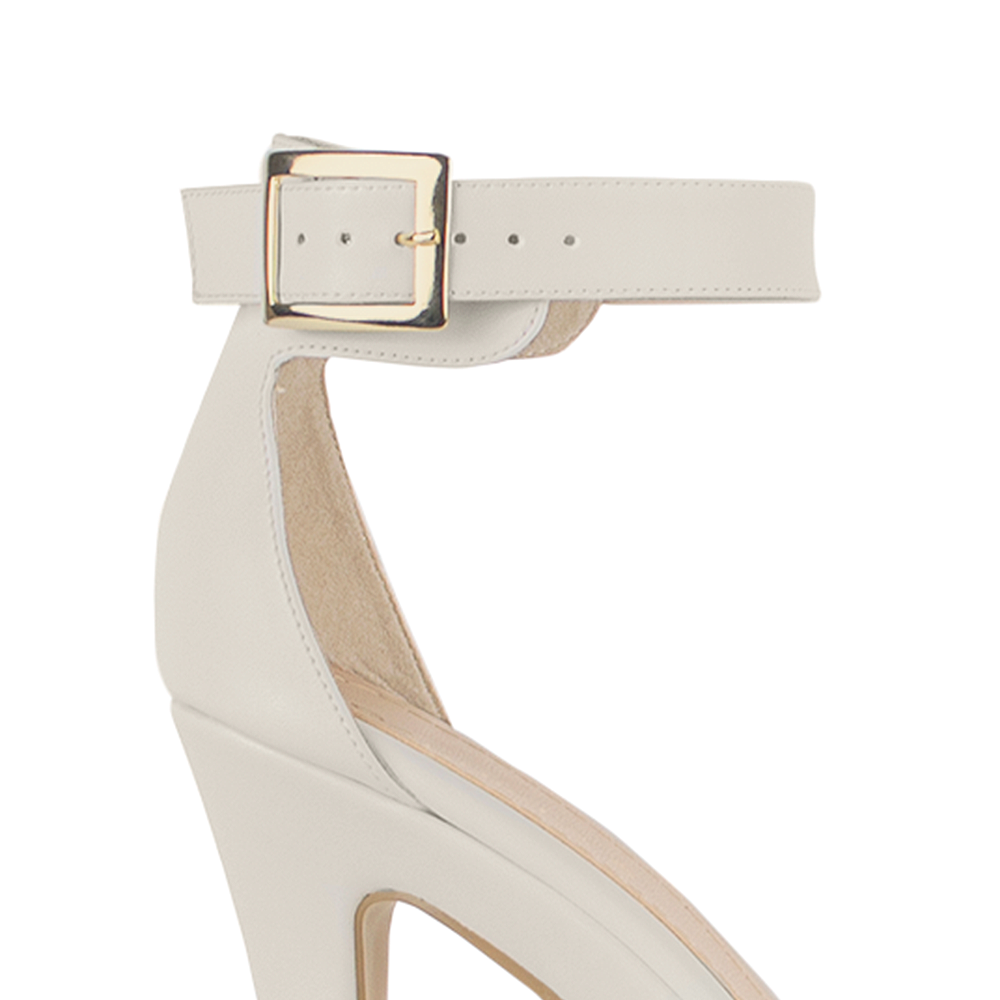 Vista de hebilla cuadrada de zapatilla para mujer color beige