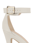 Vista de hebilla cuadrada de zapatilla para mujer color beige