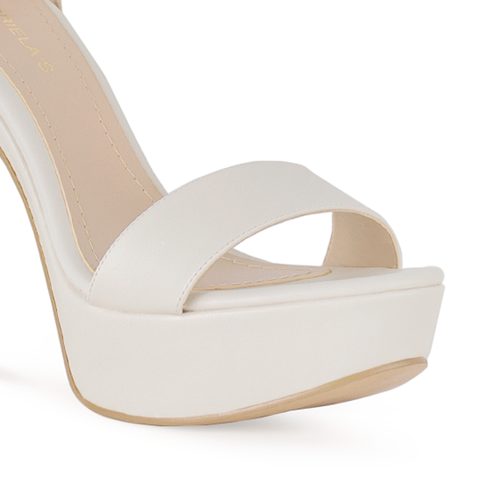 Vista de material cabra sintetico de zapatilla color beige para mujer