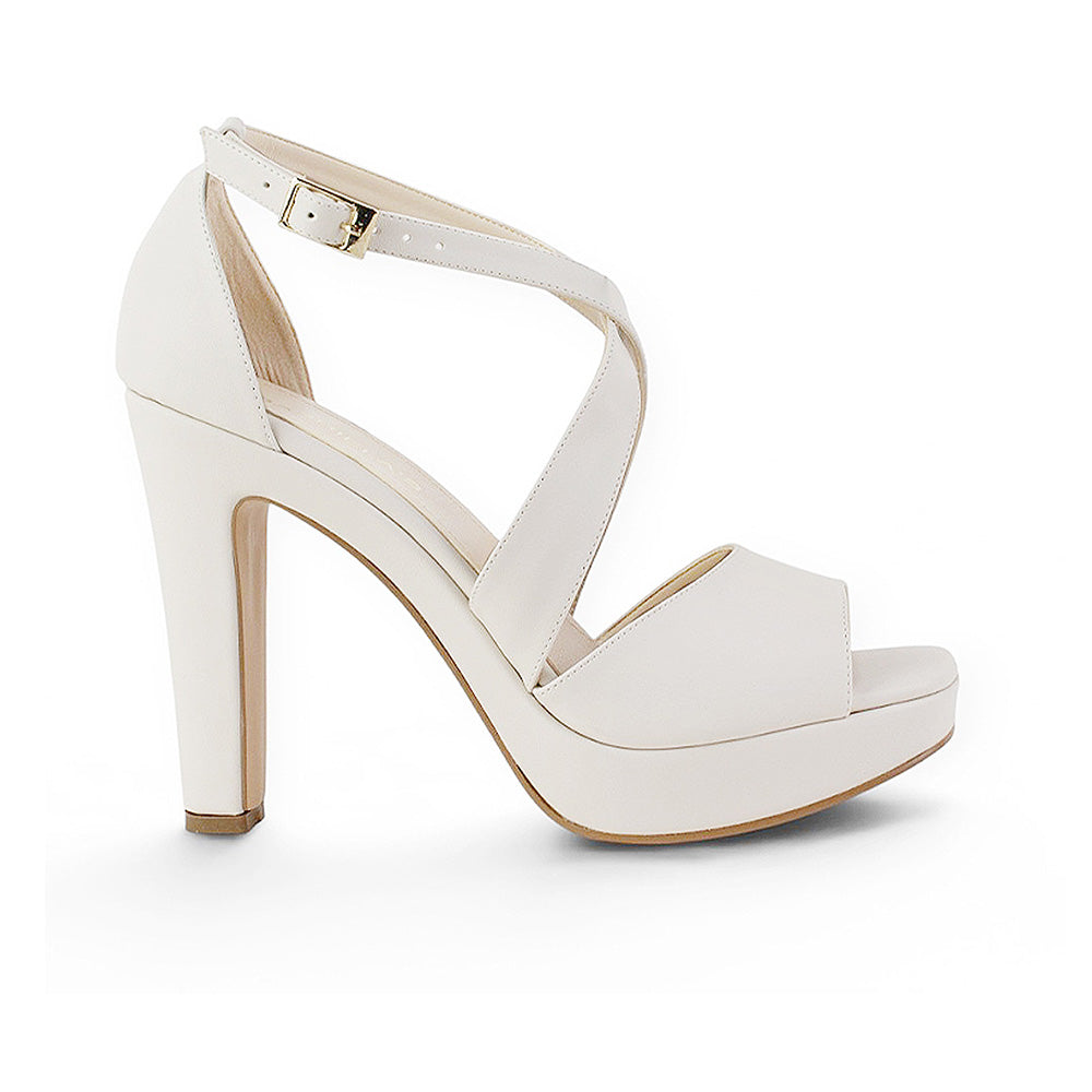 detalle lateral de zapatillas beige con plataforma para mujer