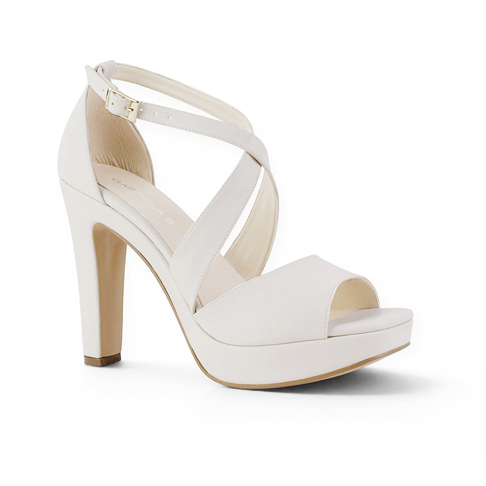 detalle en diagonal de zapatillas beige para mujer con tacon alto