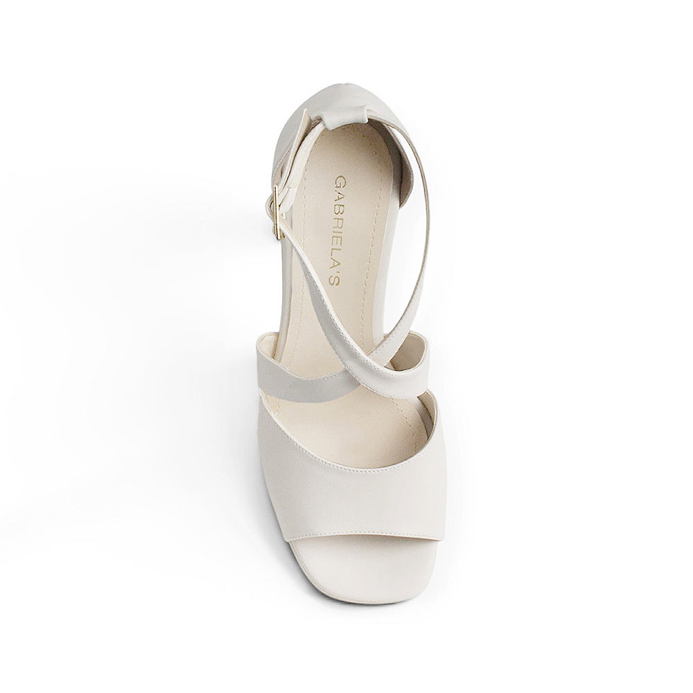 vista superior de zapatillas beige con pulsera cruzada 