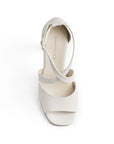 vista superior de zapatillas beige con pulsera cruzada 