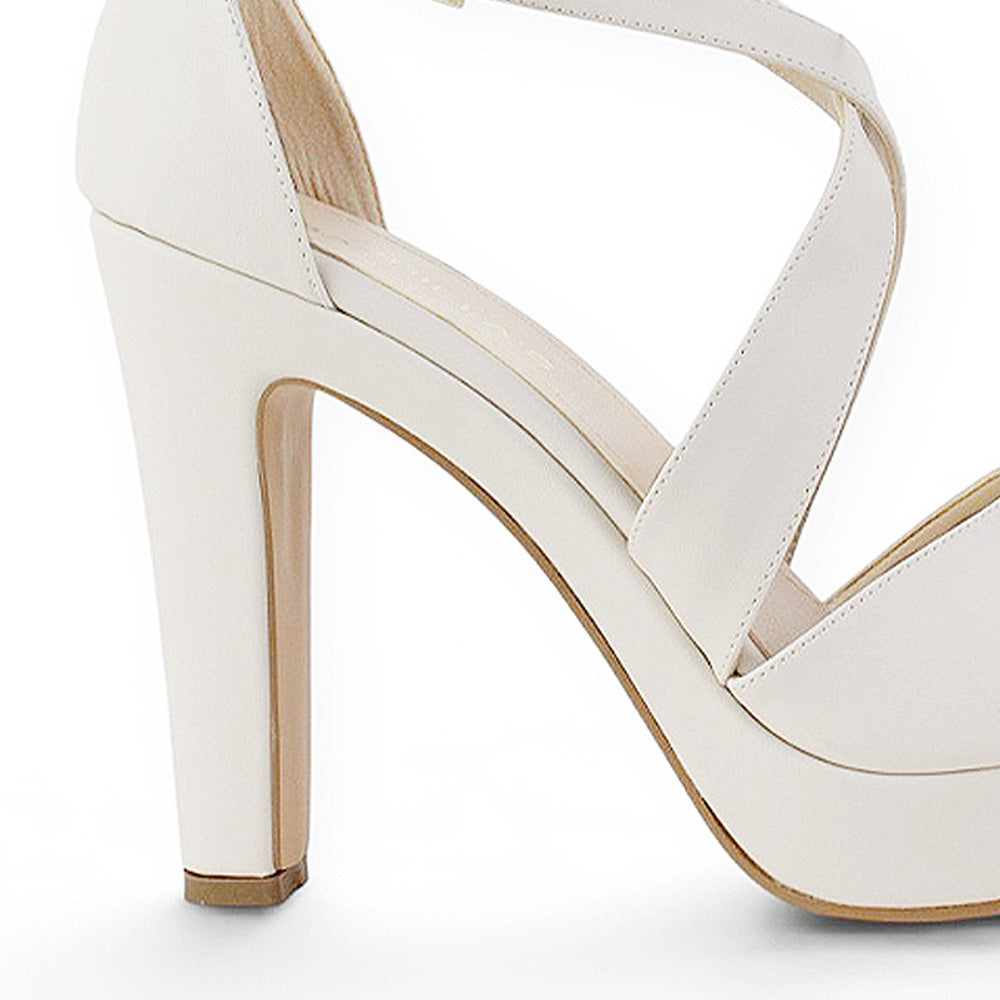 vista trasera de zapatillas beige de tacon alto para mujer