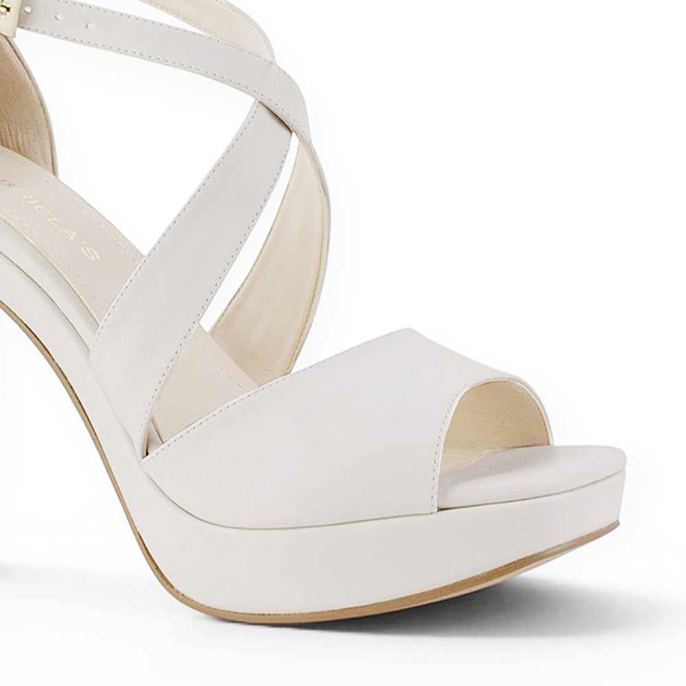 detalle de material fresco en zapatillas beige con plataforma para mujer 