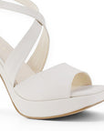 detalle de material fresco en zapatillas beige con plataforma para mujer 