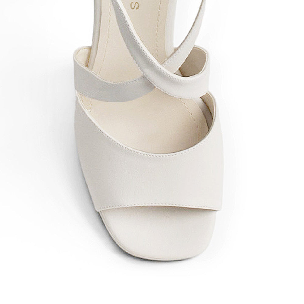 vista del detalle en pulseras cruzadas de zapatillas color beige para mujer con tacon