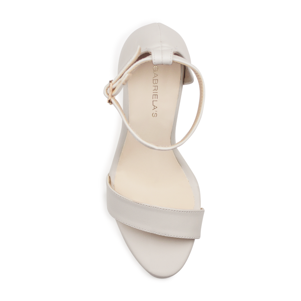 Vista superior de zapatilla con pulsera para mujer en color beige