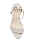 Vista superior de zapatilla con pulsera para mujer en color beige