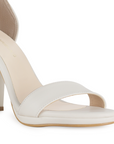 Vista a detalle de zapatilla beige para mujer 