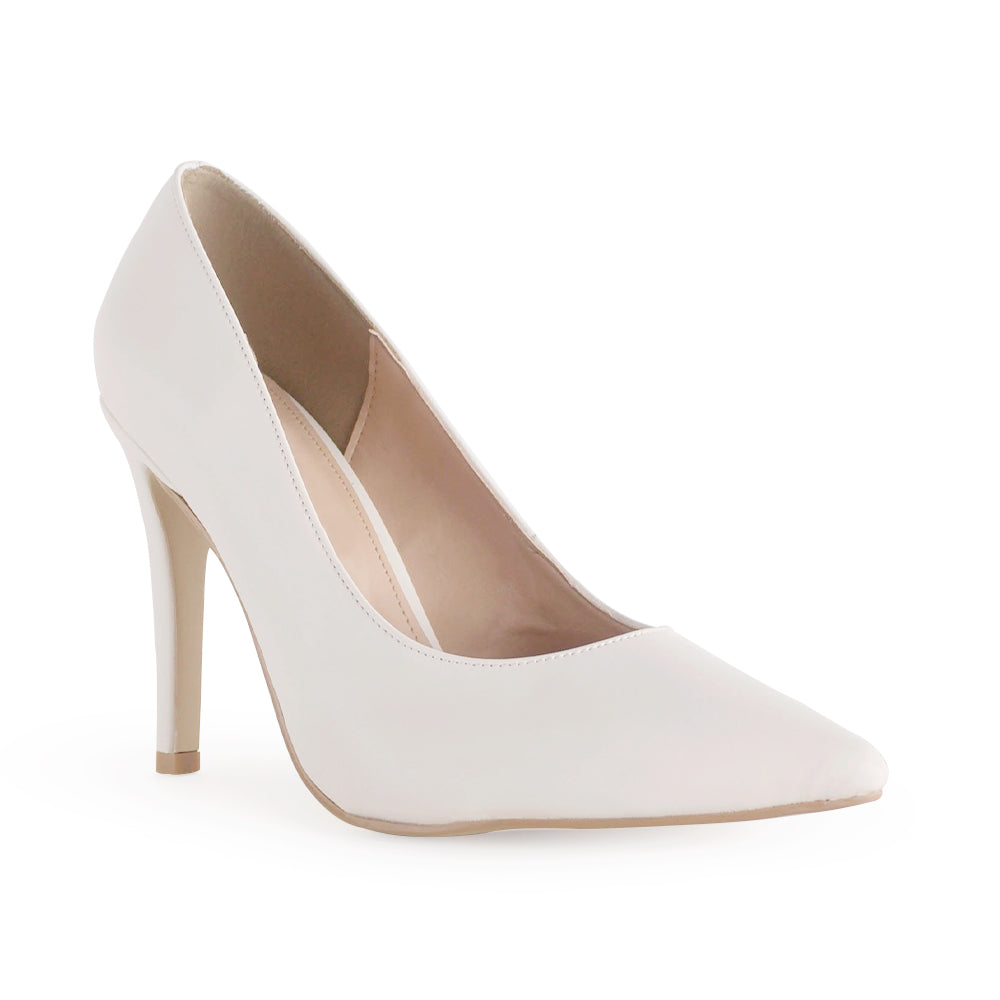 Vista diagonal de zapatilla beige con tacón delgado para mujer