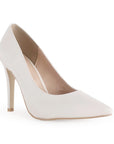Vista diagonal de zapatilla beige con tacón delgado para mujer