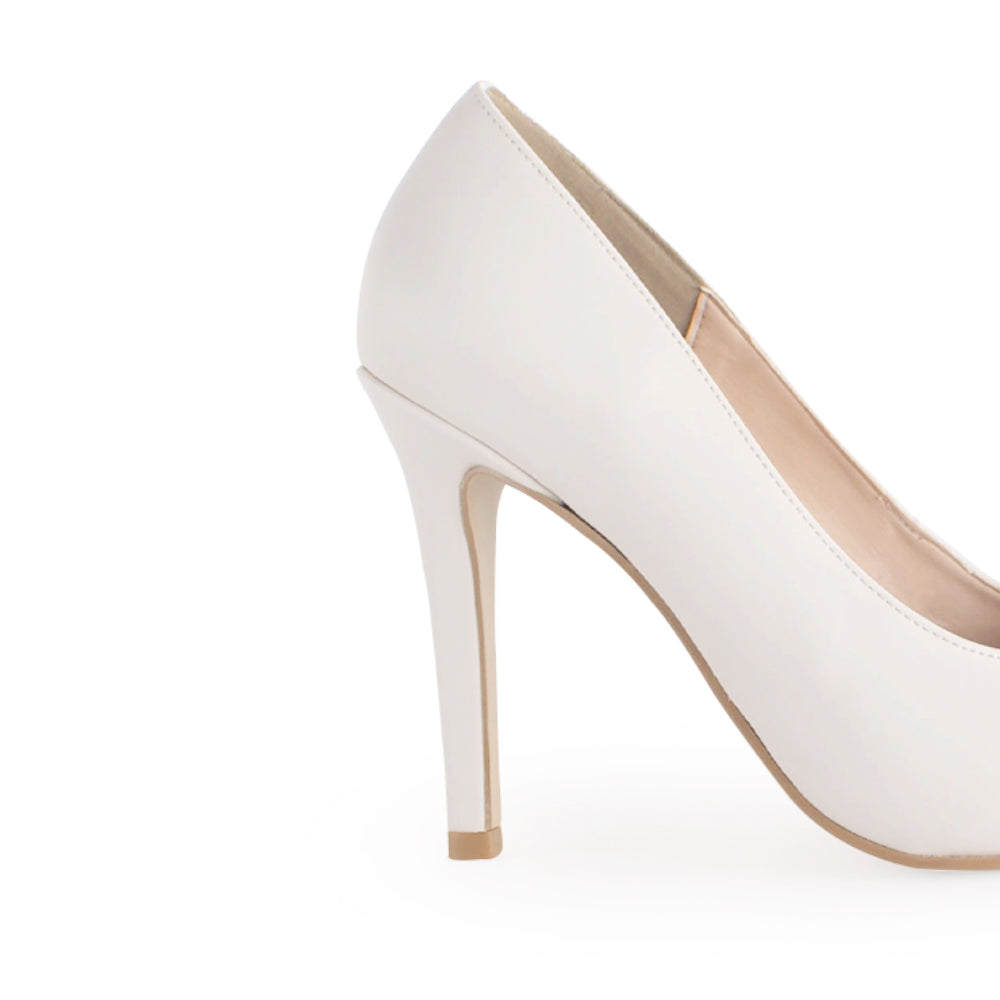 Vista trasera de zapatilla beige con tacón delgado de 10cm.