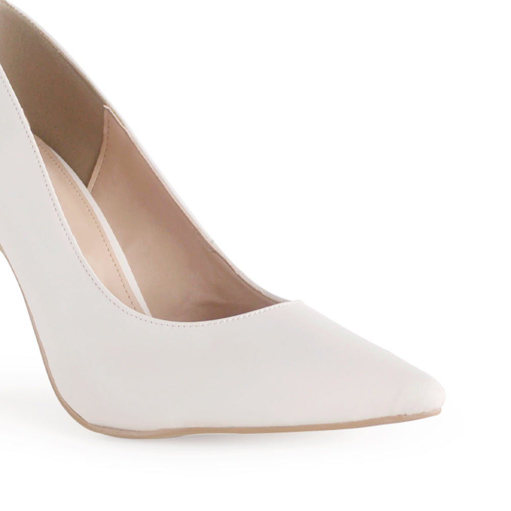 Vista a detalle de zapatilla puntal tipo stiletto para mujer beige