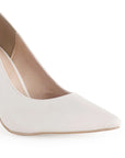 Vista a detalle de zapatilla puntal tipo stiletto para mujer beige