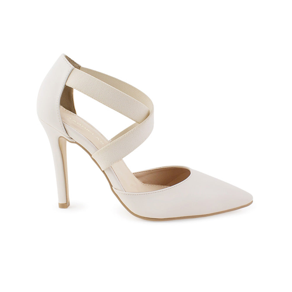 Vista lateral de zapatilla beige con tacon delgado para mujer