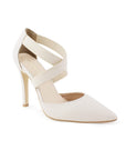 vista diagonal de zapatilla beige puntal para mujer