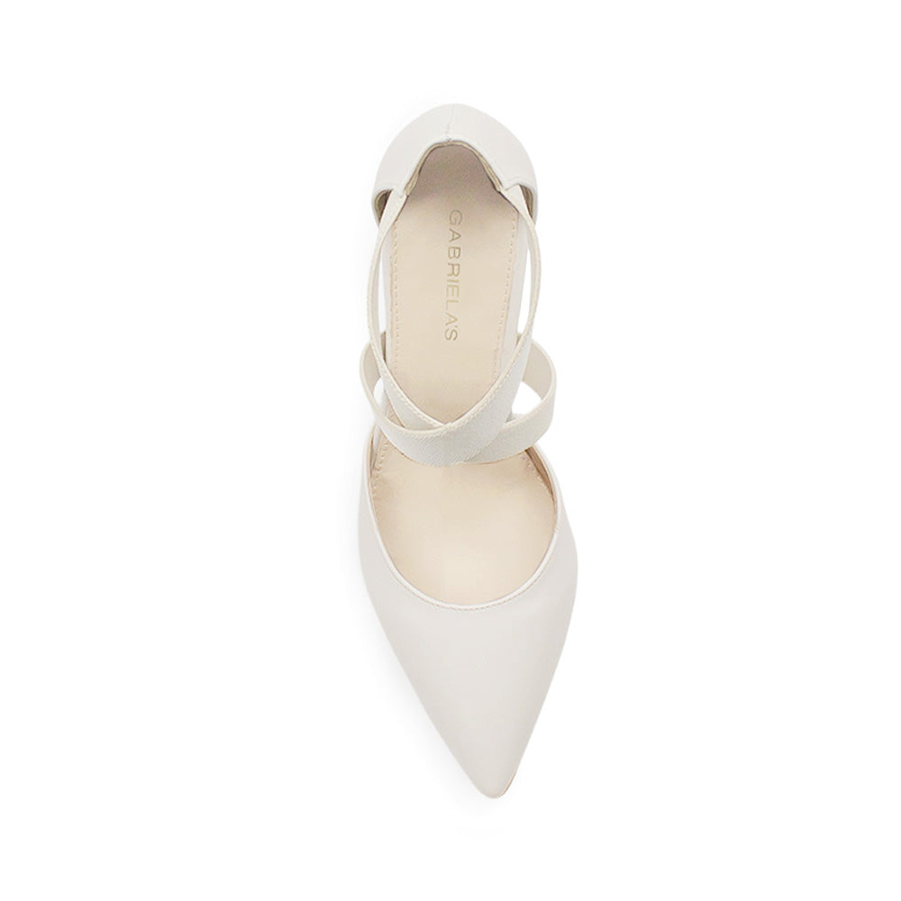 vista superior de zapatilla beige para mujer con tiras cruzadas de elastico