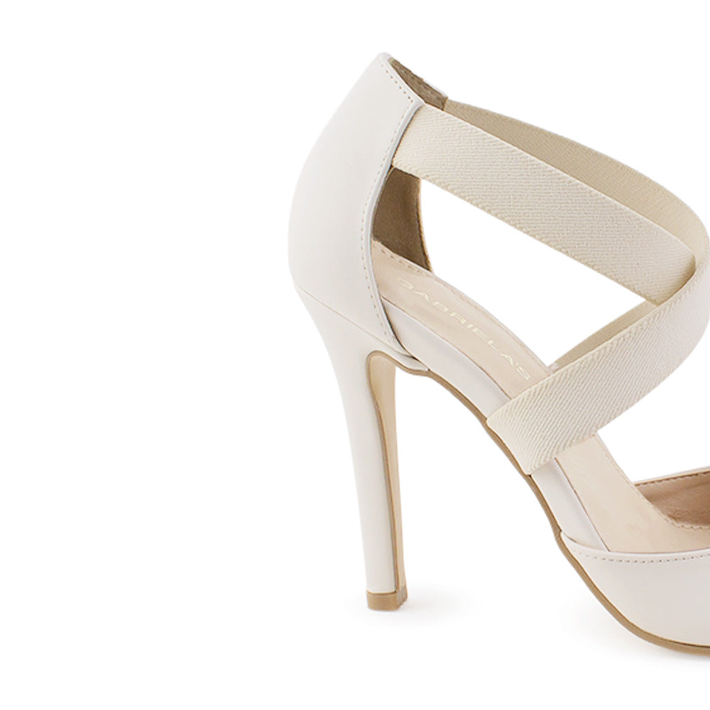 Vista trasera de zapatilla beige para mujer con tacon delgado medio