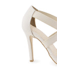 Vista trasera de zapatilla beige para mujer con tacon delgado medio