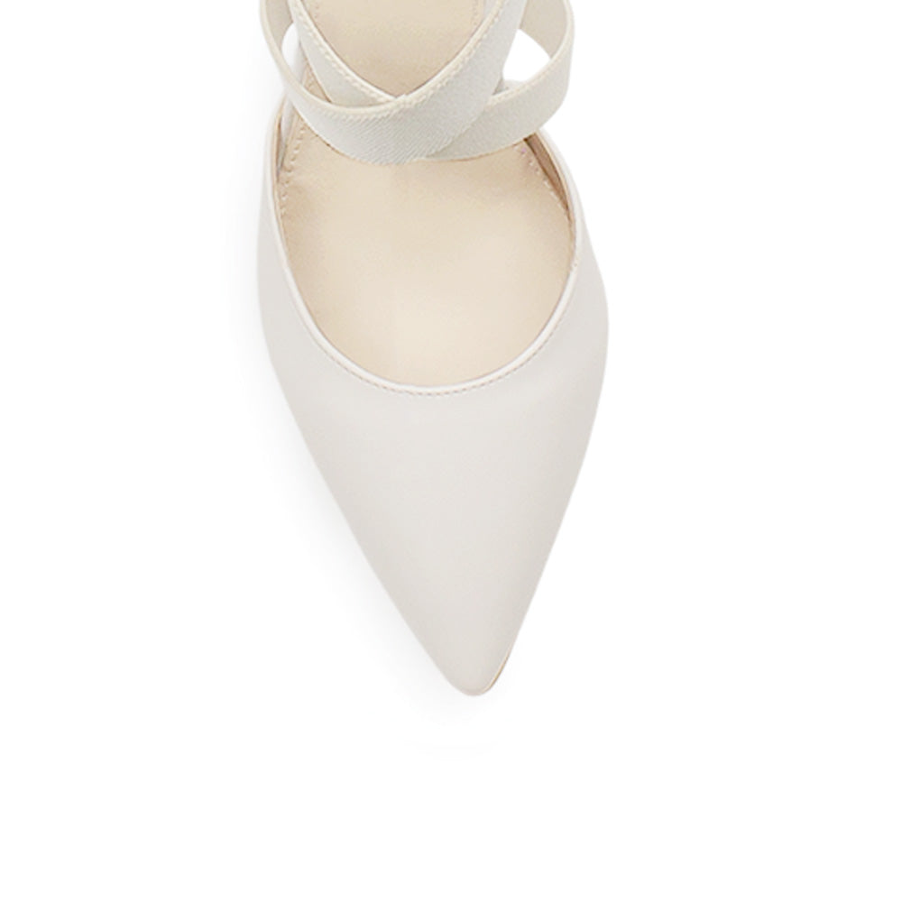 Detalle de material cabra sintetico de zapatilla beige  para mujer