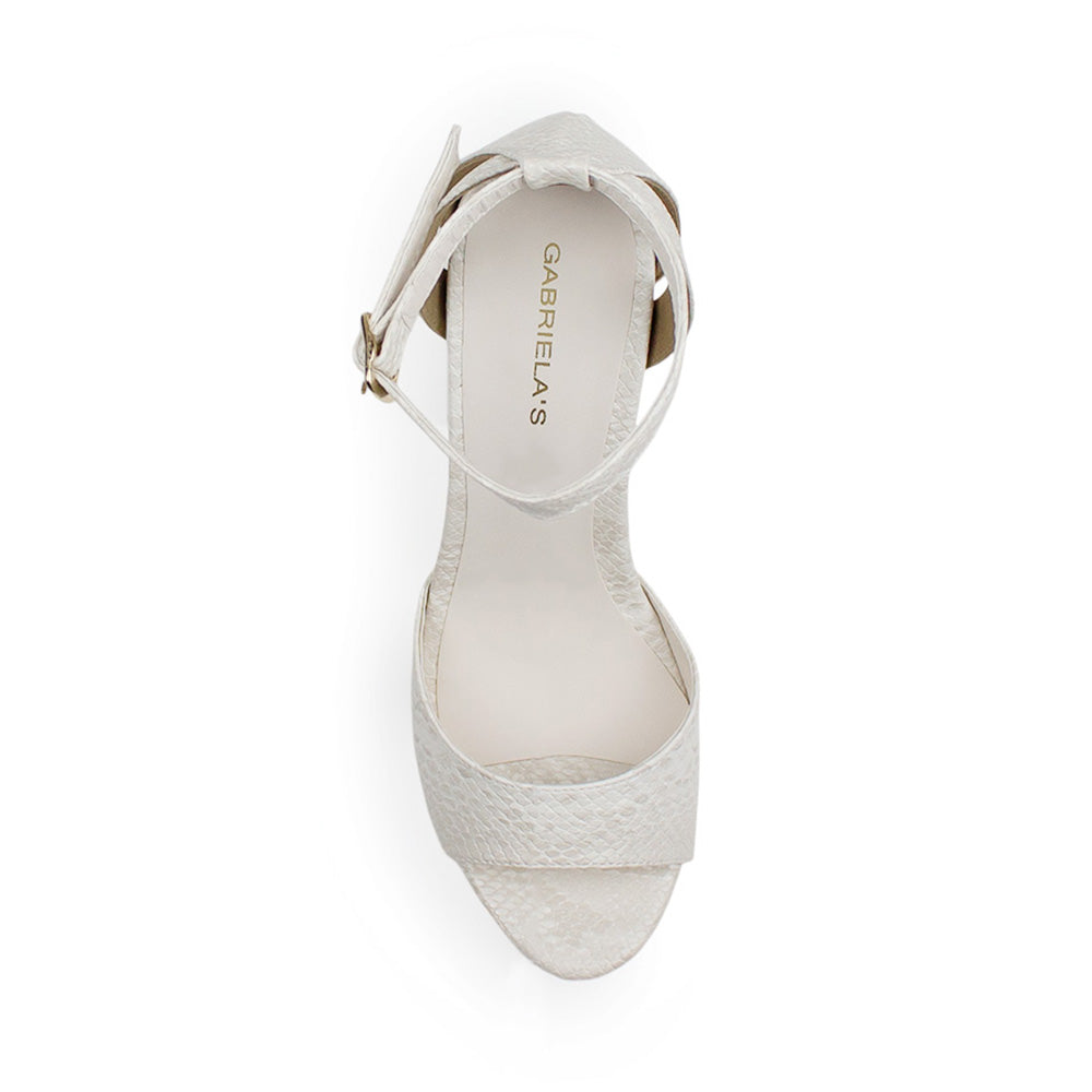 Vista superior de zapatilla con pulsera y tacón 13cm en color beige en acabado grabado
