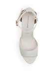 Vista superior de zapatilla con pulsera y tacón 13cm en color beige en acabado grabado