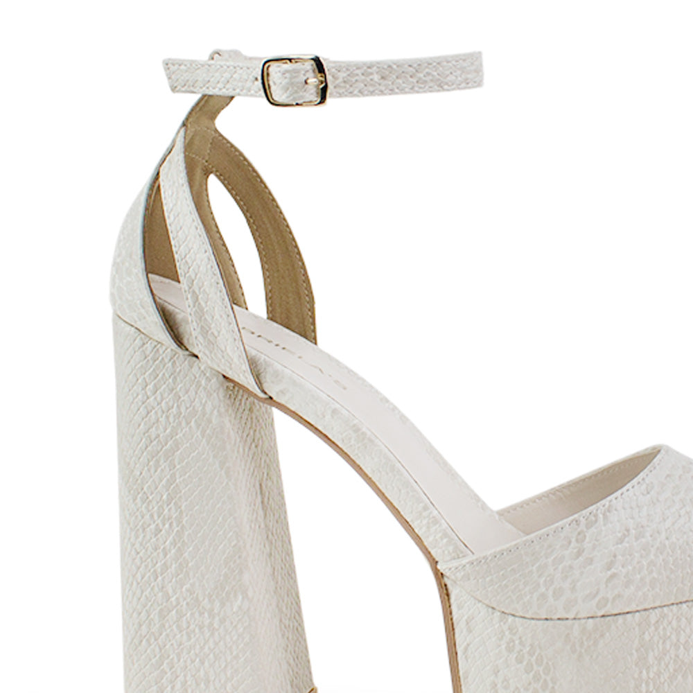 Vista trasera de tacón alto 13cm en zapatilla beige para mujer 