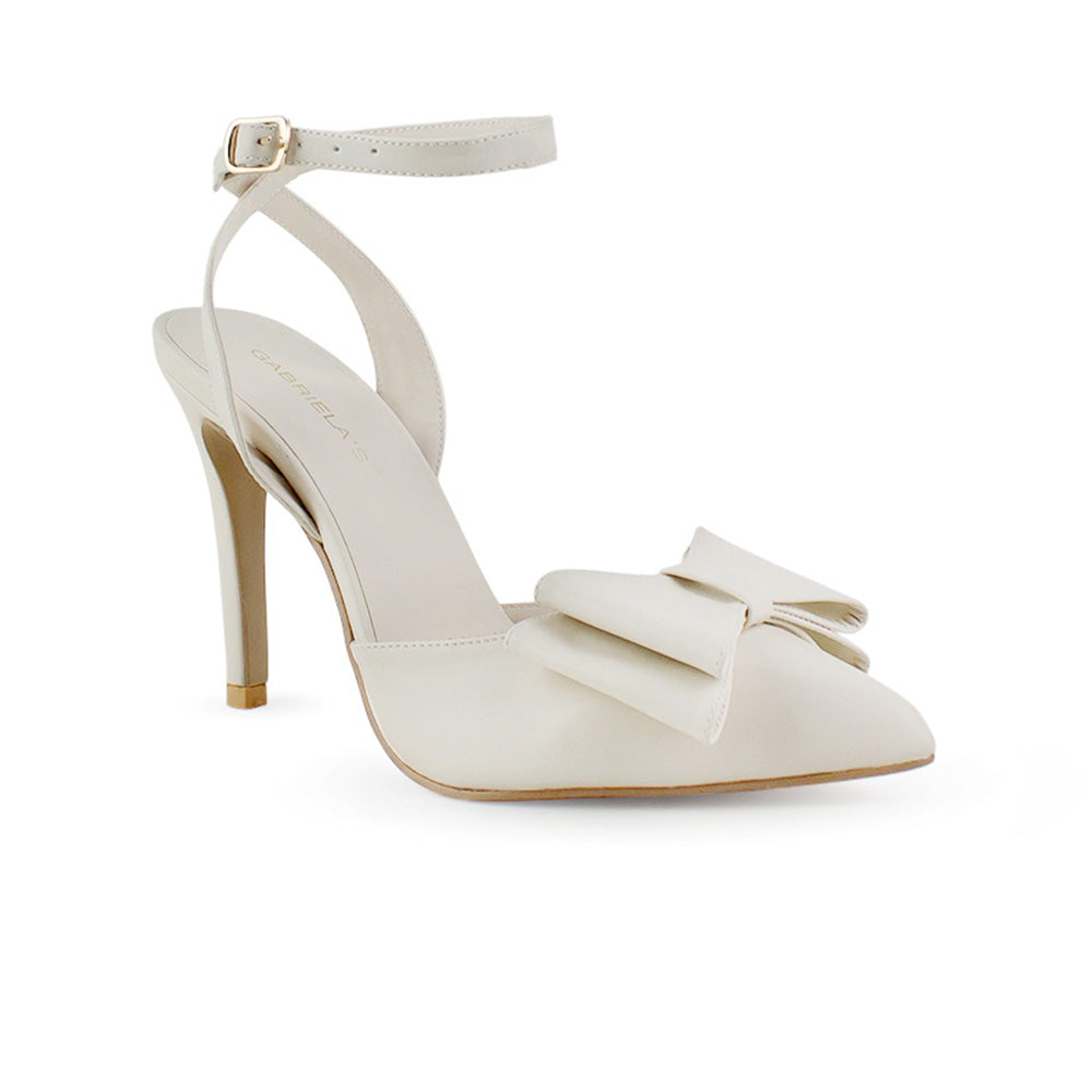 Vista lateral de zapatilla puntal para mujer con pulsera, moño y tacón alto 11cm en color beige