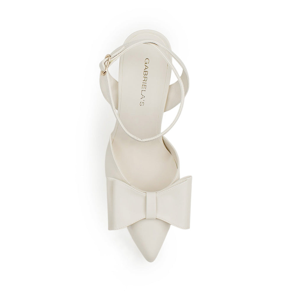 Vista superior de zapatilla beige para mujer puntal con moño y pulsera