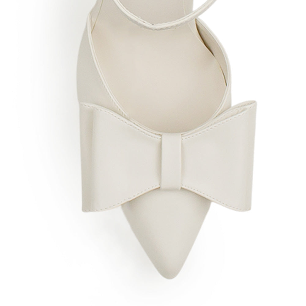 Vista a detalle de moño elegante en zapatilla tipo stiletto para mujer en color beige con tacón delgado