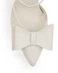 Vista a detalle de moño elegante en zapatilla tipo stiletto para mujer en color beige con tacón delgado