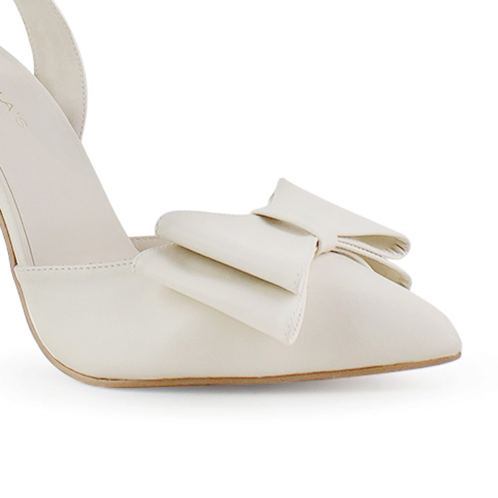 Vista a detalle de material shantung en zapatilla beige para mujer con pulsera, moño y tacón alto de 11cm
