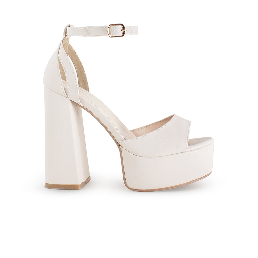 Vista lateral de zapatilla beige para mujer con pulsera y tacón alto 13cm