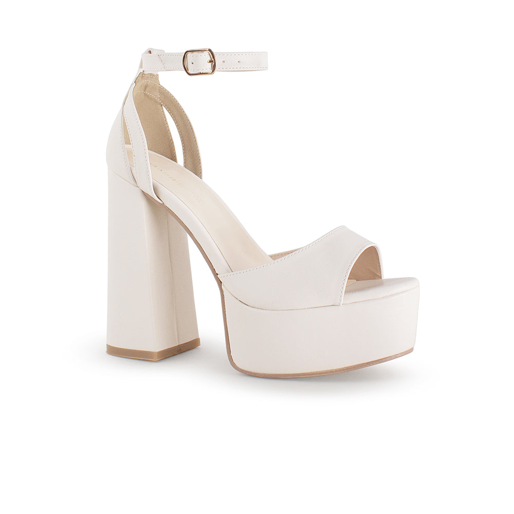 Vista diagonal de zapatilla para mujer con pulsera y tacón alto 13cm en color beige 