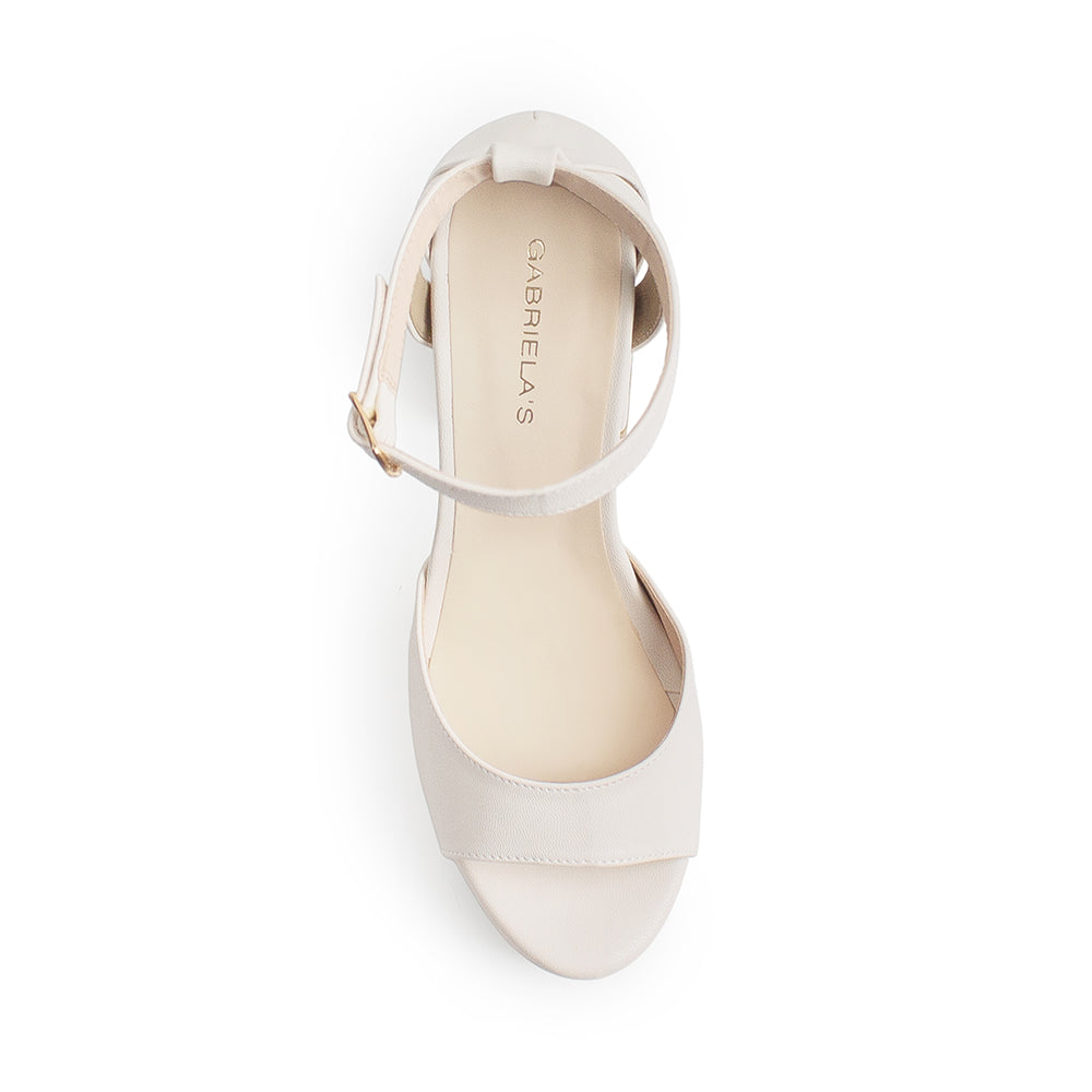 Vista superior de zapatilla con pulsera y tacón 13cm en color beige