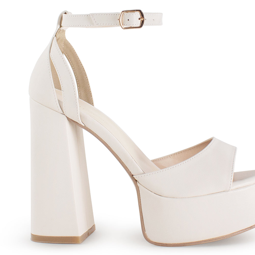 Vista trasera de tacón alto 13cm en zapatilla beige con negro para mujer 