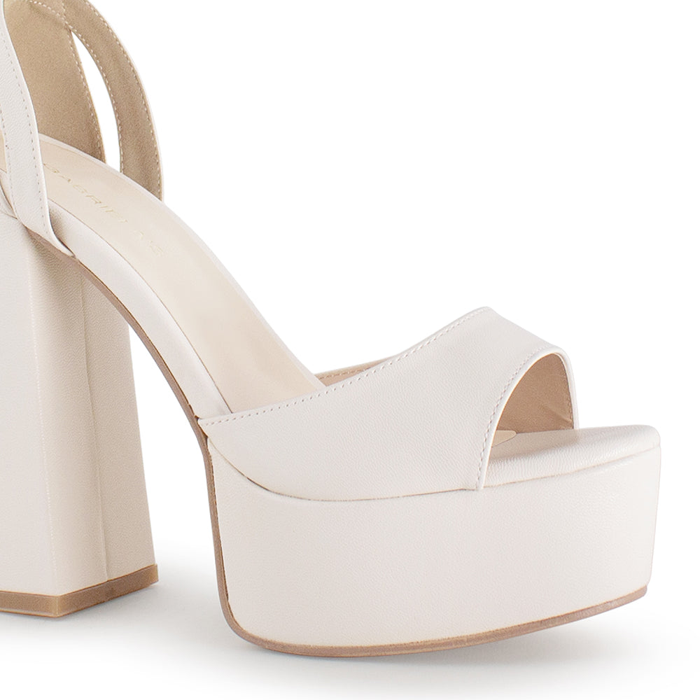 Vista a detalle de zapatilla para mujer con pulsera y tacón alto 13cm en color beige
