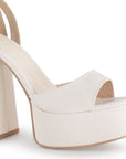 Vista a detalle de zapatilla para mujer con pulsera y tacón alto 13cm en color beige
