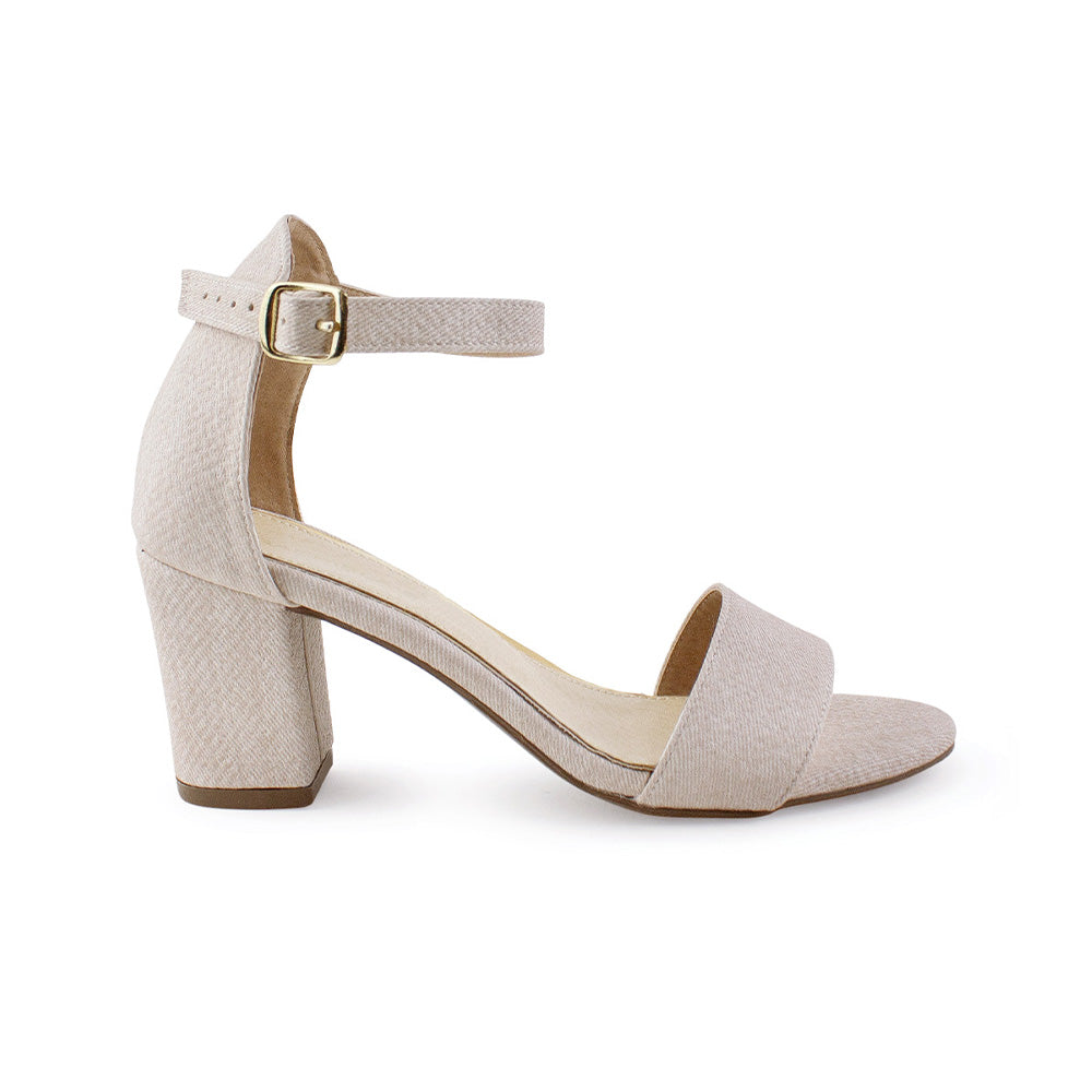 Vista lateral de zapatilla beige para mujer con pulsera y tacón bajo