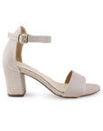 Vista lateral de zapatilla beige para mujer con pulsera y tacón bajo