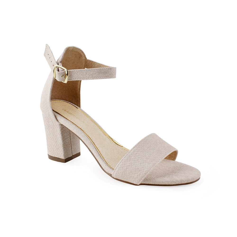 Vista diagonal de zapatilla beige para mujer con pulsera y tacón bajo
