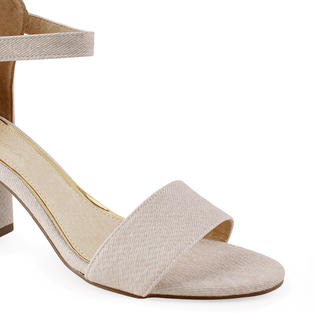 Vista a detalle de zapatilla para mujer con pulsera y tacón bajo 7cm en color beige