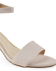 Vista a detalle de zapatilla para mujer con pulsera y tacón bajo 7cm en color beige