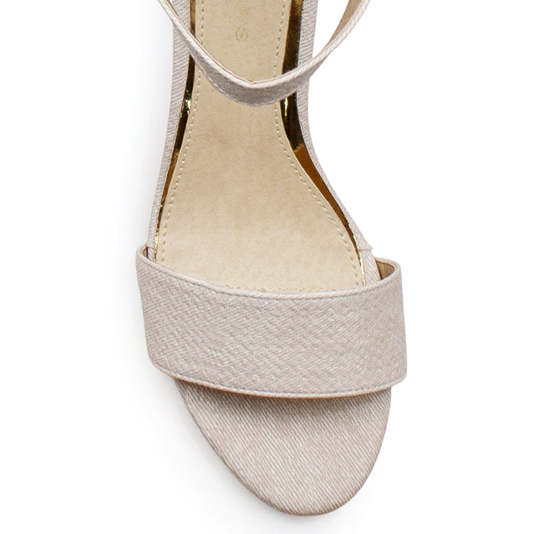 Vista de material sintético en zapatilla beige para mujer con tacón bajo 7cm y pulsera