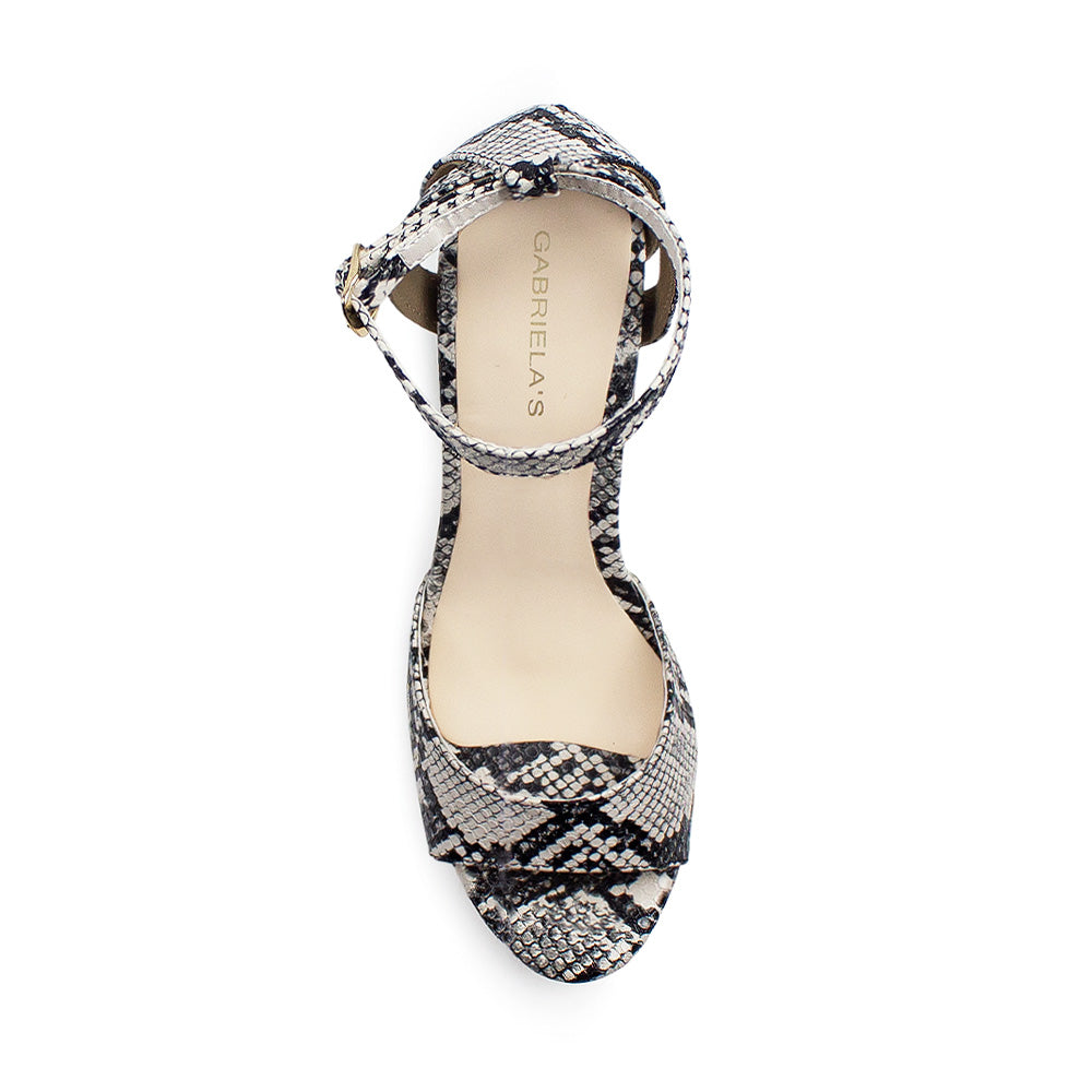 Vista superior de zapatilla con pulsera y tacón 13cm en color beige con negro