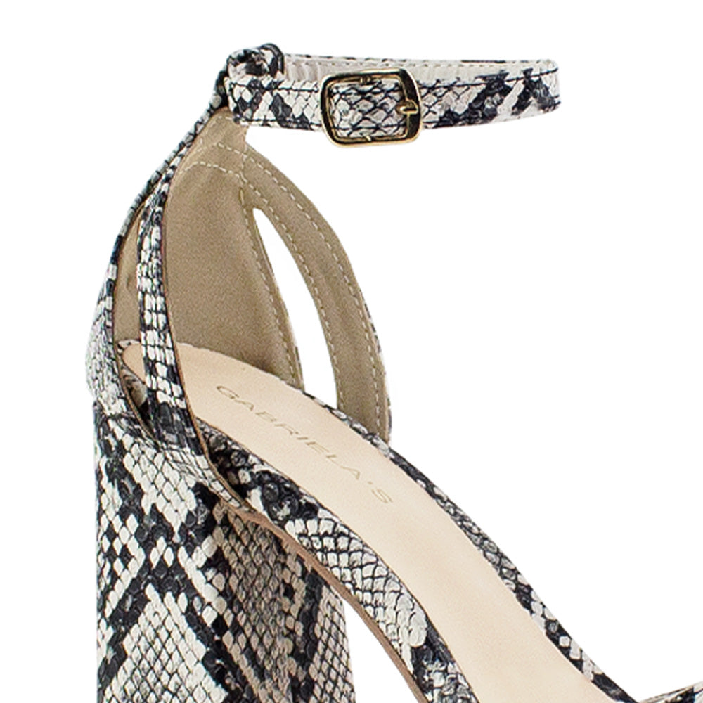 Vista a detalle de zapatilla para mujer con pulsera y tacón alto 13cm en color beige con negro