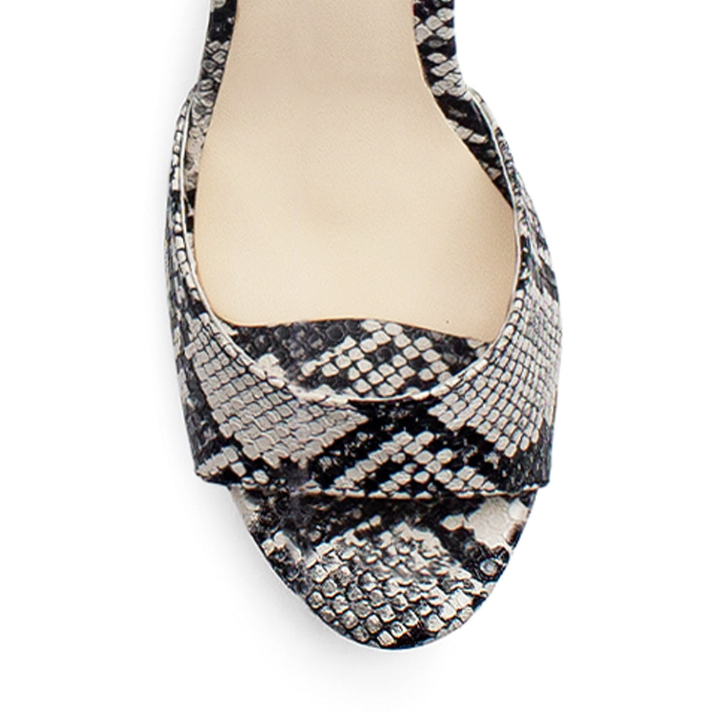 Vista de material sintético en zapatilla beige con negro con pulsera y tacón 13cm para mujer