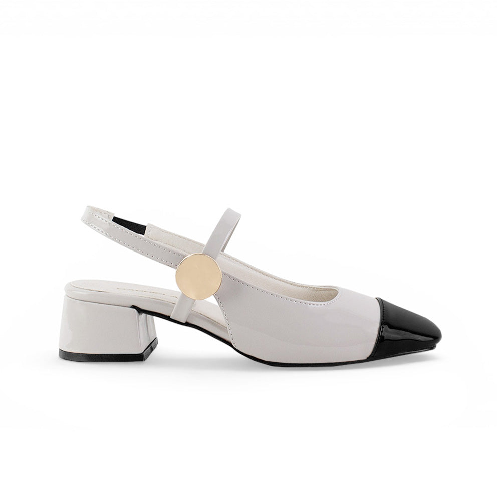 vista lateral de zapatillas beige/negro para mujer con tacón cuadrado
