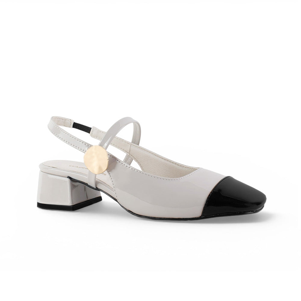 vista diagonal de zapatillas beige/negro para mujer con pulsera y tacón cuadrado 